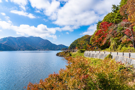 秋日日本山田镇川光湖周围美丽的风景