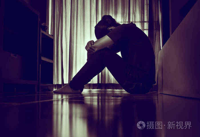 孤独的女人和男人独自在空荡荡的房间里