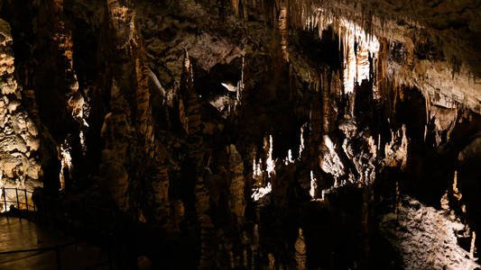 斯洛文尼亚的Postojna洞穴内部，又称Postojnska Jama。