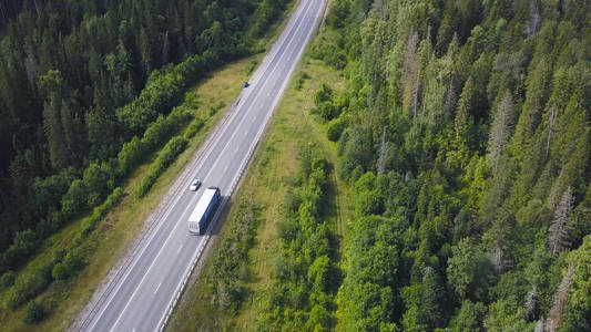 森林地区乡村高速公路的美景。剪辑。在地平线上, 有汽车和卡车前往城市的乡村道路。旅行和运输