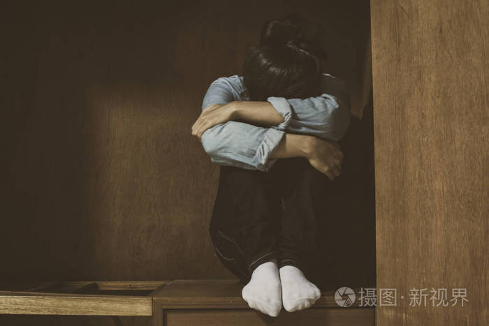 孤独的女人和男人独自在空荡荡的房间里