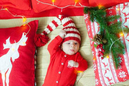 s holidays. Baby with santa hat with gift. Santa baby.  Bilder