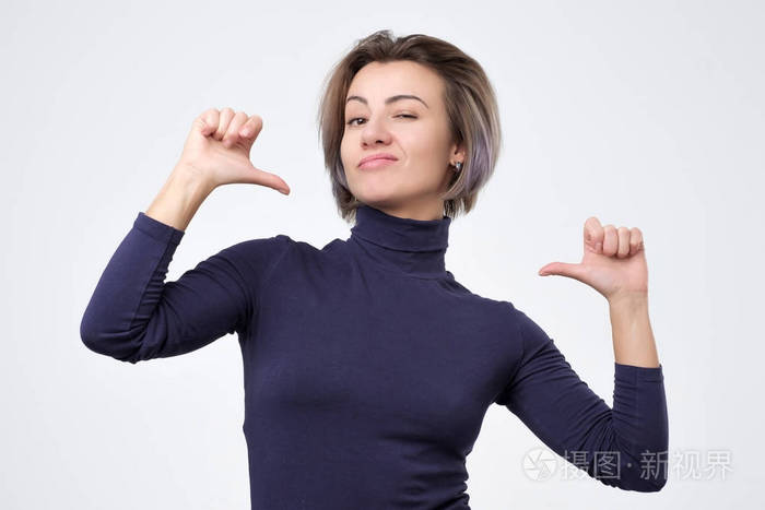 面带微笑的女人面带微笑, 用手指指着自己感到骄傲