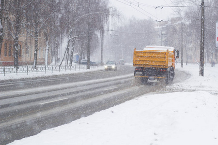 汽车在雪降的雪路上