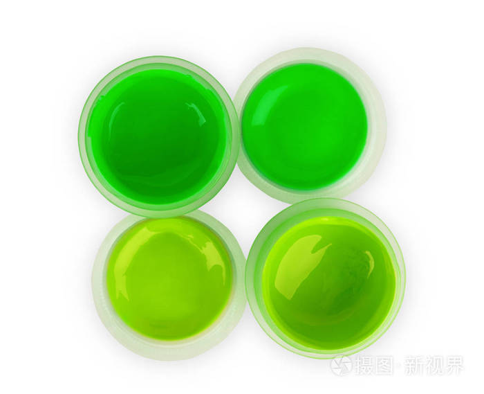 白色背景的罐子里的绿色颜料