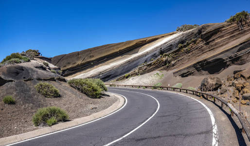 通往特内里费特迪国家公园火山峡谷的道路