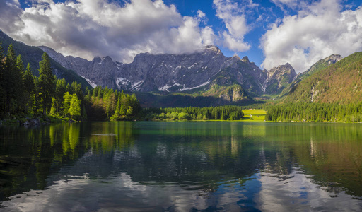 意大利朱利安阿尔卑斯山的山湖风景