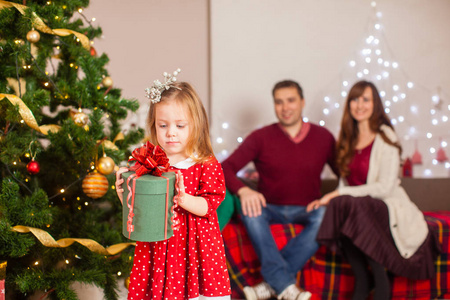 幸福的家庭与女儿装饰圣诞树