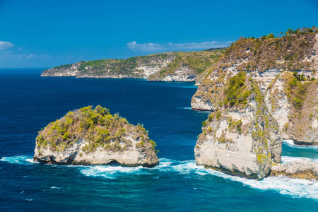 印度尼西亚努沙佩尼达岛的岩石悬崖和蓝色海洋。