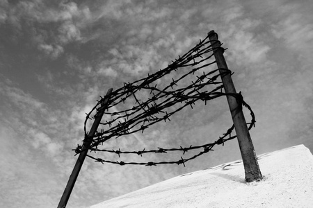 混凝土围栏上的铁丝网..俘虏和驱逐出境的概念..