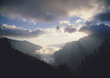 雾蒙蒙的群山中壮丽的云景