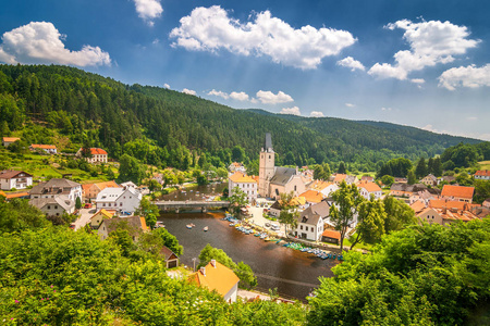 在欧洲捷克共和国Vltava河上漂流的RozmberknadVltavou镇的景色。