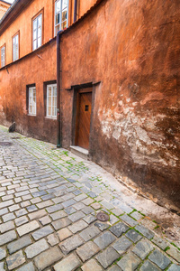 在欧洲捷克共和国CeskyKrumlov中世纪城镇的历史中心，五颜六色的房屋立面。