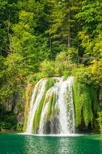 绿松石湖上的瀑布。 普利特维尔湖国家公园克罗地亚欧洲。