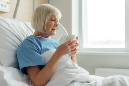 老年妇女卧床和在医院喝茶的选择性注意力