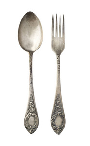 老式金属古董勺子和叉子隔离在白色背景上。 复古银器。