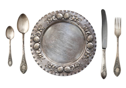 老式金属古董盘子勺子和叉子隔离在白色背景上。 复古银器。