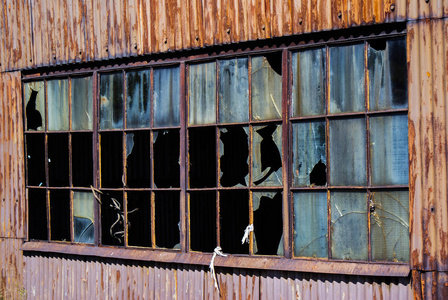 工厂废弃工厂密苏里州圣路易斯东部废弃工厂破碎的窗户废弃的工厂关闭