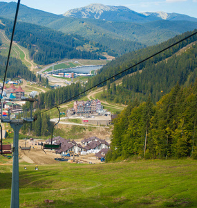 滑雪场的EMTPY椅子升降机。 夏天有绿树和青草的山和山