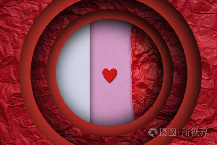 情人节或其他爱情活动的简约概念红色小心脏在粉红色的背景