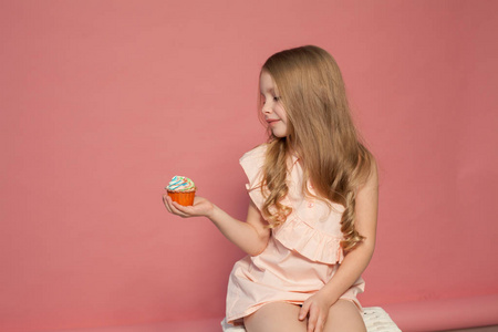 小女孩吃蛋糕与奶油纸杯蛋糕甜图片