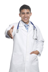 年轻而微笑的医生，有白色背景的听诊器