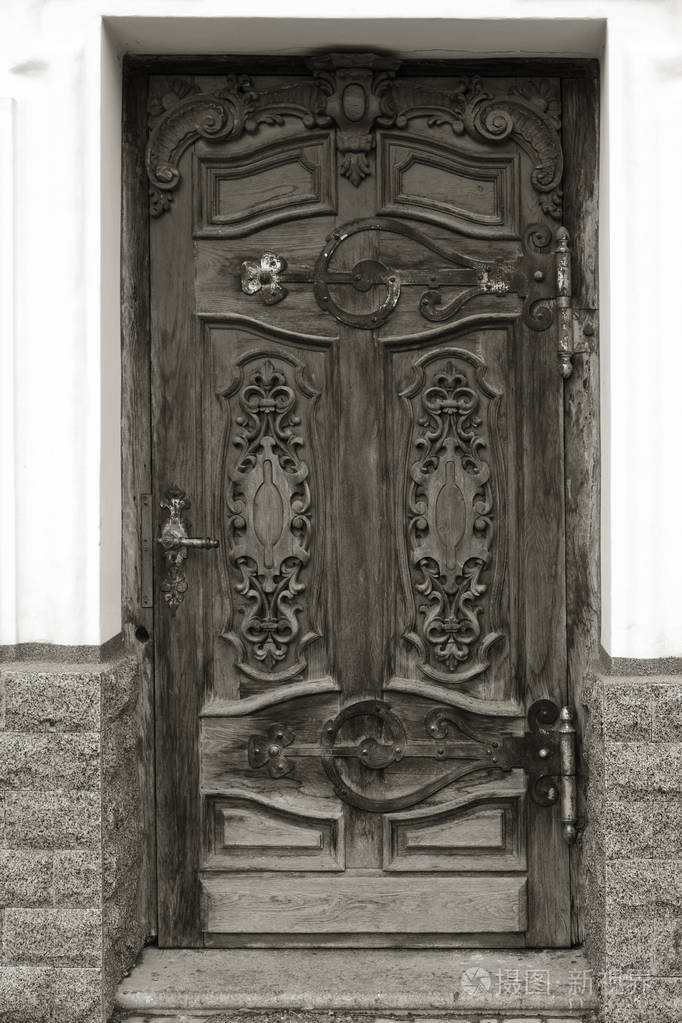 旧木门.古老的古木在一堵旧墙上.古代装饰木门.