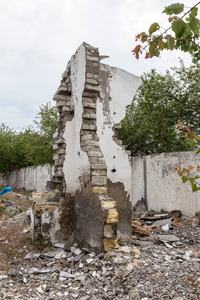 建筑物的内部由于经济危机一个工业企业的废墟黑暗的碎片摧毁了工厂的