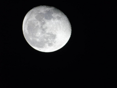 一个令人惊奇的摄影全月在热那瓦市的夜晚，一个巨大的晴空背景和一些星星