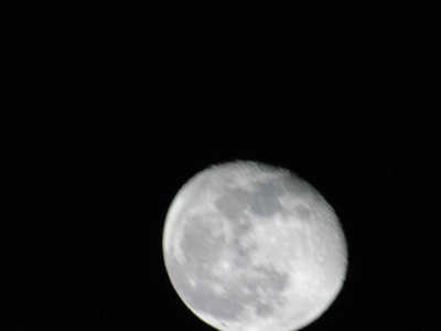 一个令人惊奇的摄影全月在热那瓦市的夜晚，一个巨大的晴空背景和一些星星