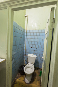 公共卫生间-19世纪老建筑办公楼公共卫生间的男老穷厕所小便器,白小便