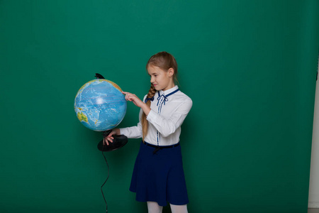 女孩与地球在黑板在一个班级的教训
