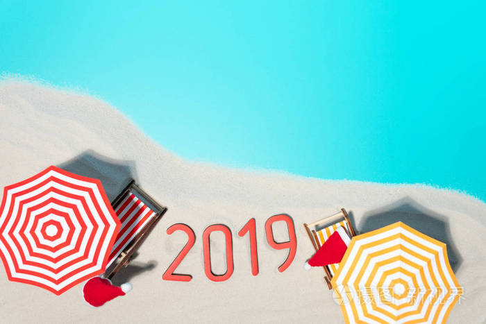 从漫画海滩遮阳帽和圣诞帽的布局来看，祝贺2019年新年
