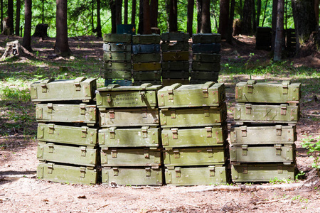 俄罗斯武装部队"爱国者"军事爱国娱乐公园的苏联军队弹药箱照片