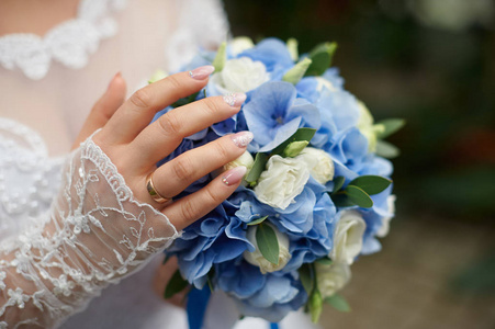 新娘手里拿着一束美丽的婚礼玫瑰