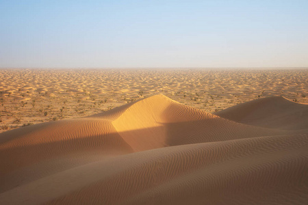 白天空旷的四分之一沙漠阿曼的巨大沙丘
