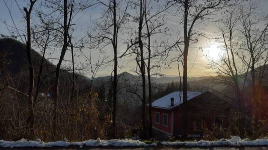 圣诞节前村庄的一些雪和利古里亚山上的一些乡村小房子的美丽字幕