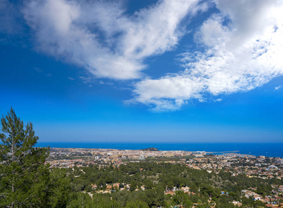 迪尼亚村的鸟瞰卡米诺德拉科洛尼亚轨道，西班牙阿利坎特。