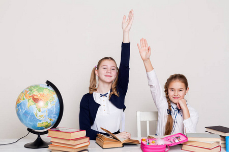 两个女孩在学校地理课学习知识在课堂上