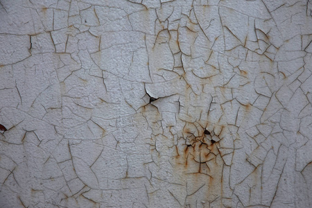 木制概念背景。 木板的旧油漆背景。 木制盾牌上旧的裂纹剥落油漆的痕迹。 古旧的概念，表面的旧油漆木制球拍盾