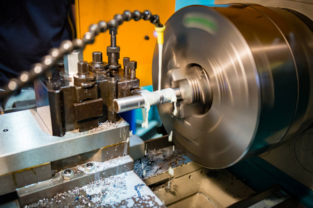 在金属加工行业工作的液压车床照片