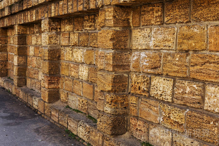 设计的背景。 石墙。 老石的天然石材背景，以项目设计为背景。 地下采石场天然贝类石石壁的艺术背景