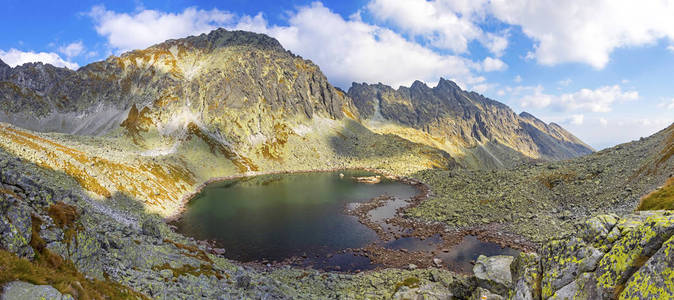 在高塔特拉斯山徒步旅行Vysoke Tatry斯洛伐克。 苏科瀑布湖全景斯洛伐克普莱索纳德苏科姆1801米。 背景