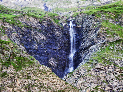 瑞士圣加伦州布托尼山谷的瀑布和瀑布