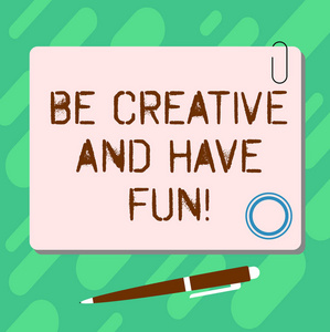 写文字是创造性的, 有乐趣。概念意思快乐创造新的东西享受思维空白方色板与磁铁点击圆珠笔推杆和剪辑