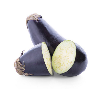 切片的茄子在白色背景上分离的茄子切片.照片