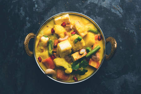 纳夫拉坦科玛是一种来自印度的丰富的奶油和美味的多来菜，字面意思是翻译成九种宝石咖喱。 宝石是构成咖喱的水果蔬菜和坚果。