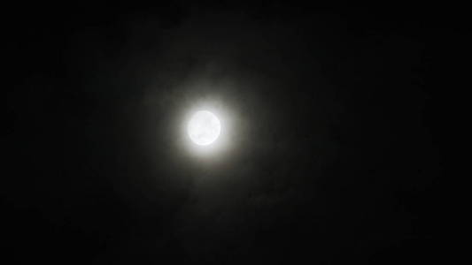 夜晚实时拍摄的月亮和云