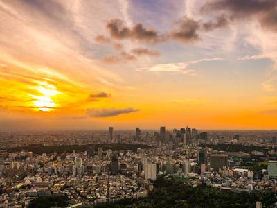 日本日落时东京市区周围建筑的美丽鸟瞰图