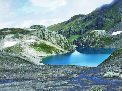 瑞士圣加伦州格勒鲁斯阿尔卑斯山山脉Pizol峰下的高山湖野生景观